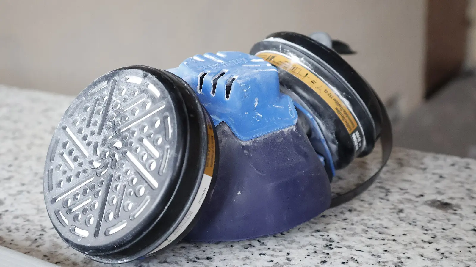 Half-face respirator with twin cartridges