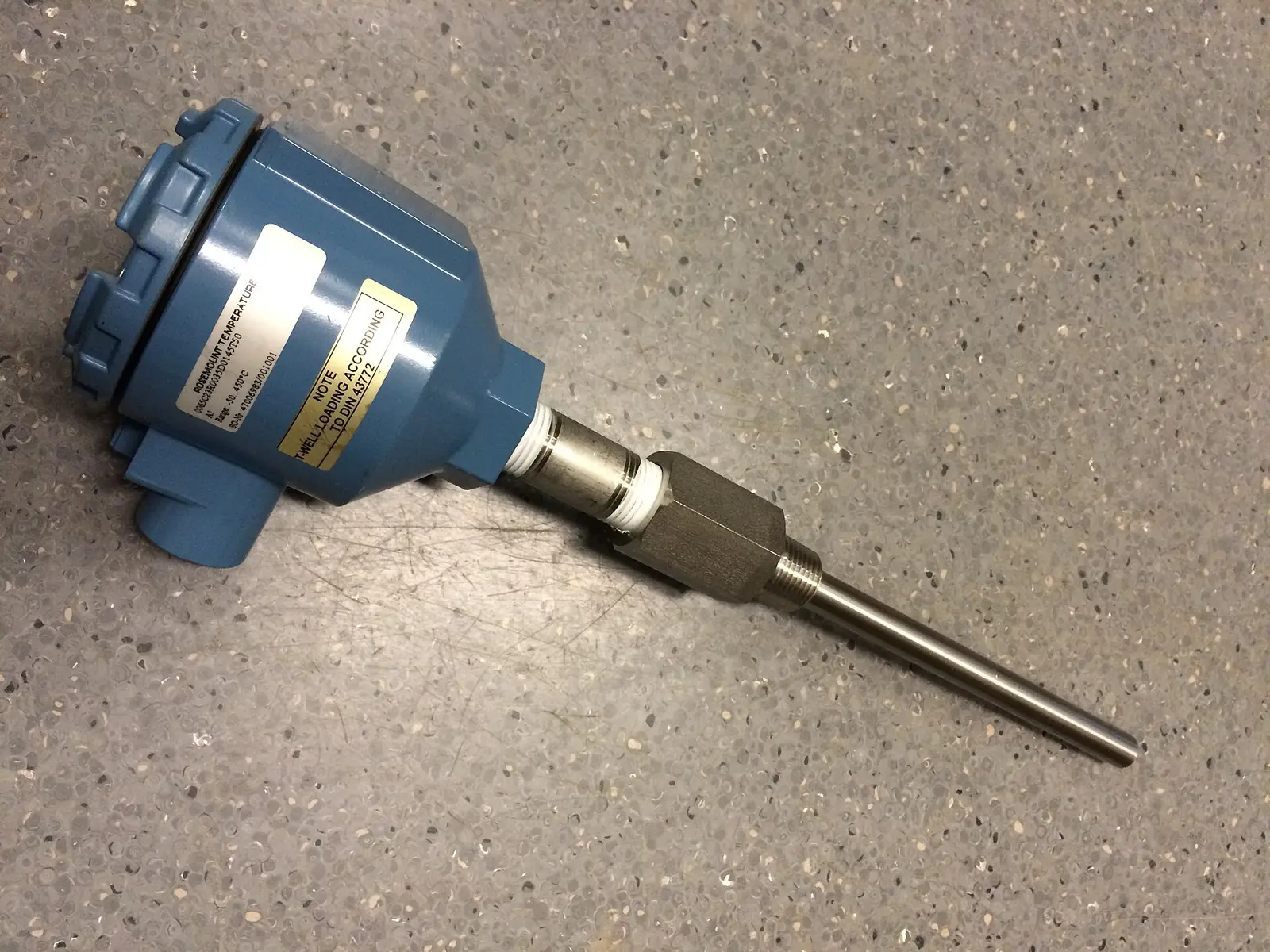 Temperature transmitter with thermowell