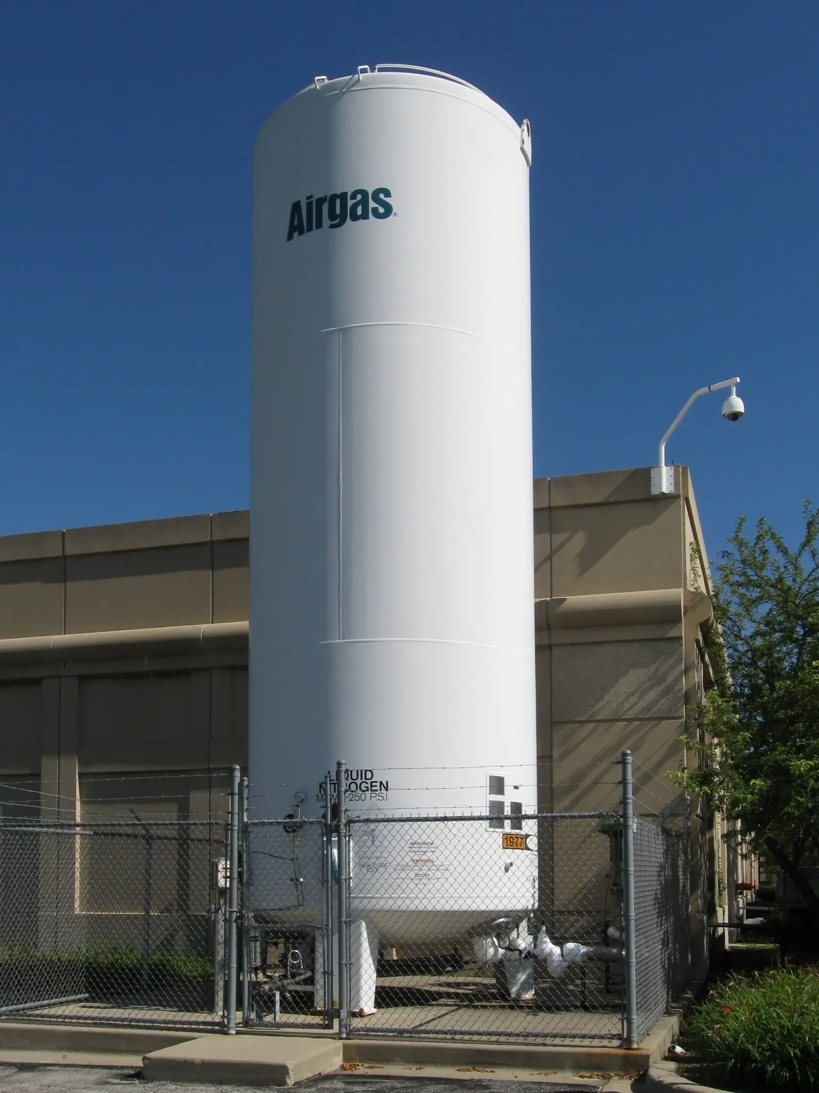 Vertical vacuum-insulated cryogenic storage tank