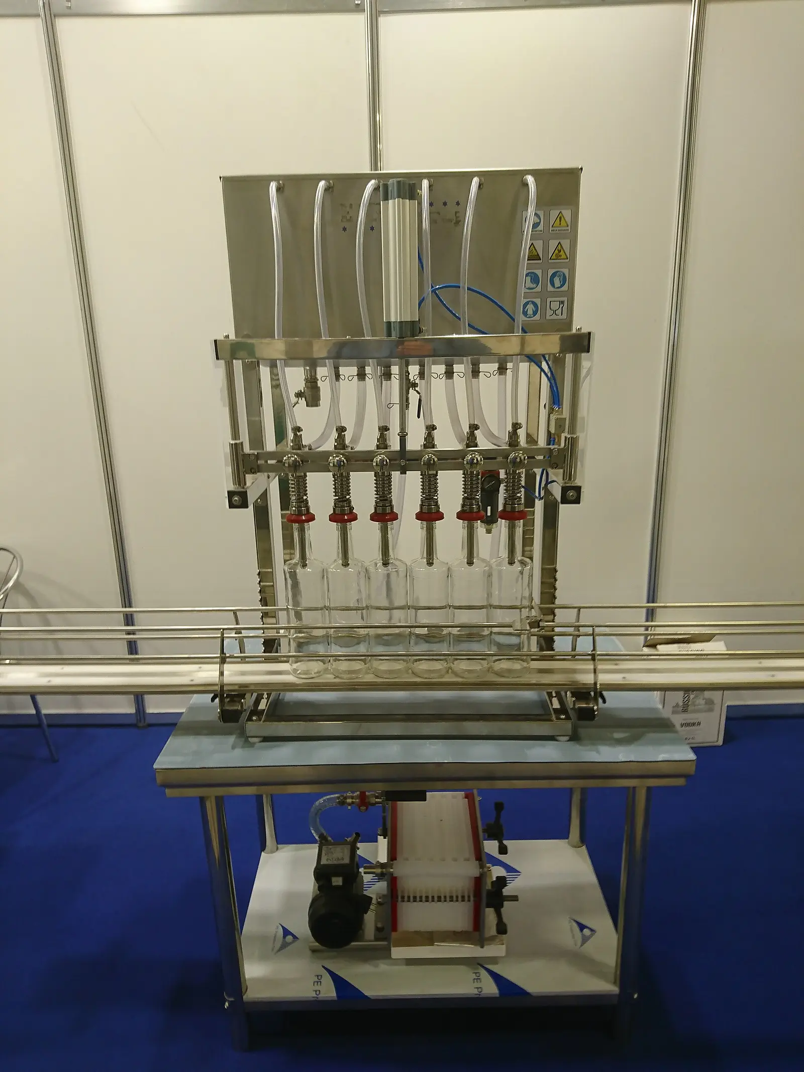 Linear piston liquid filling machine