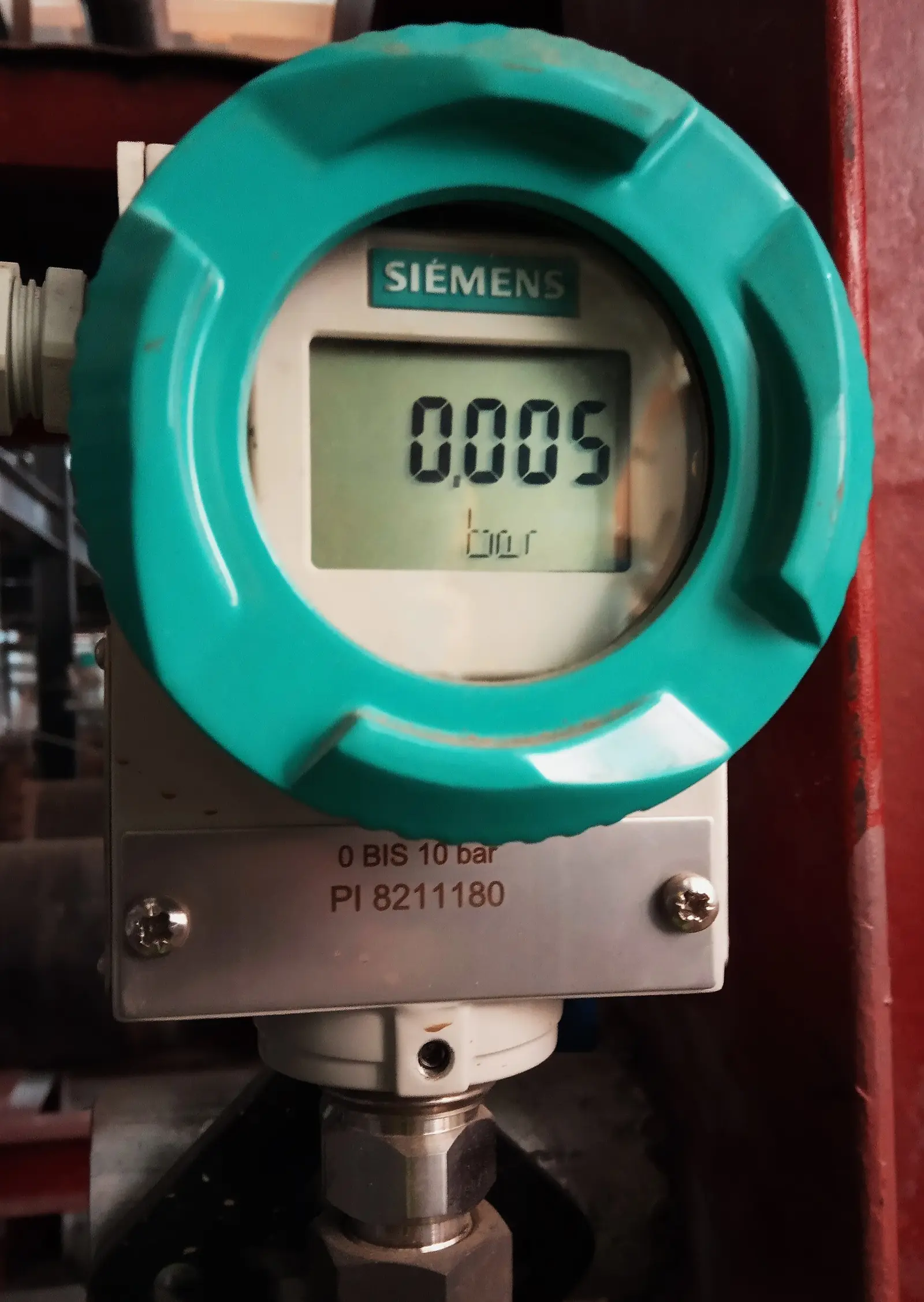 Pressure transmitter, an industrial gauge pressure transmitter with round housing, LCD display and threaded process connection