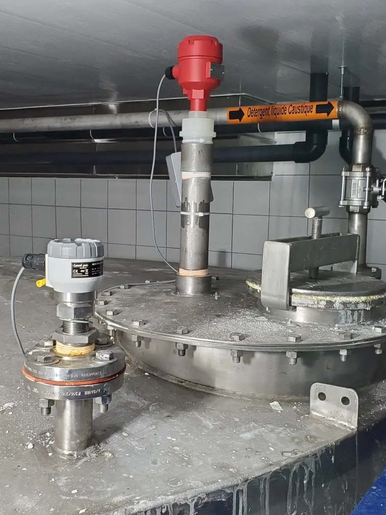Radar level sensor mounted on a tank