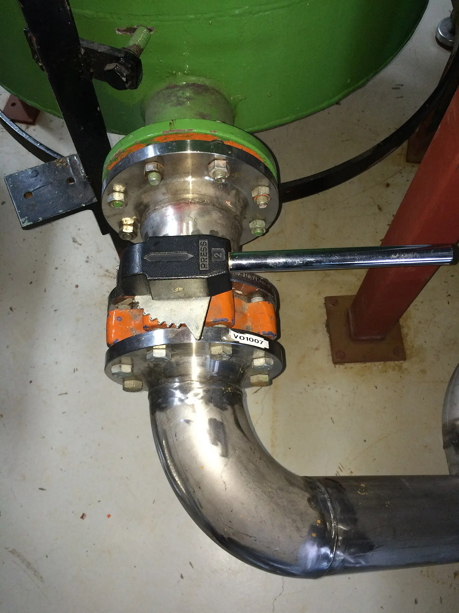 Lever-operated butterfly valve