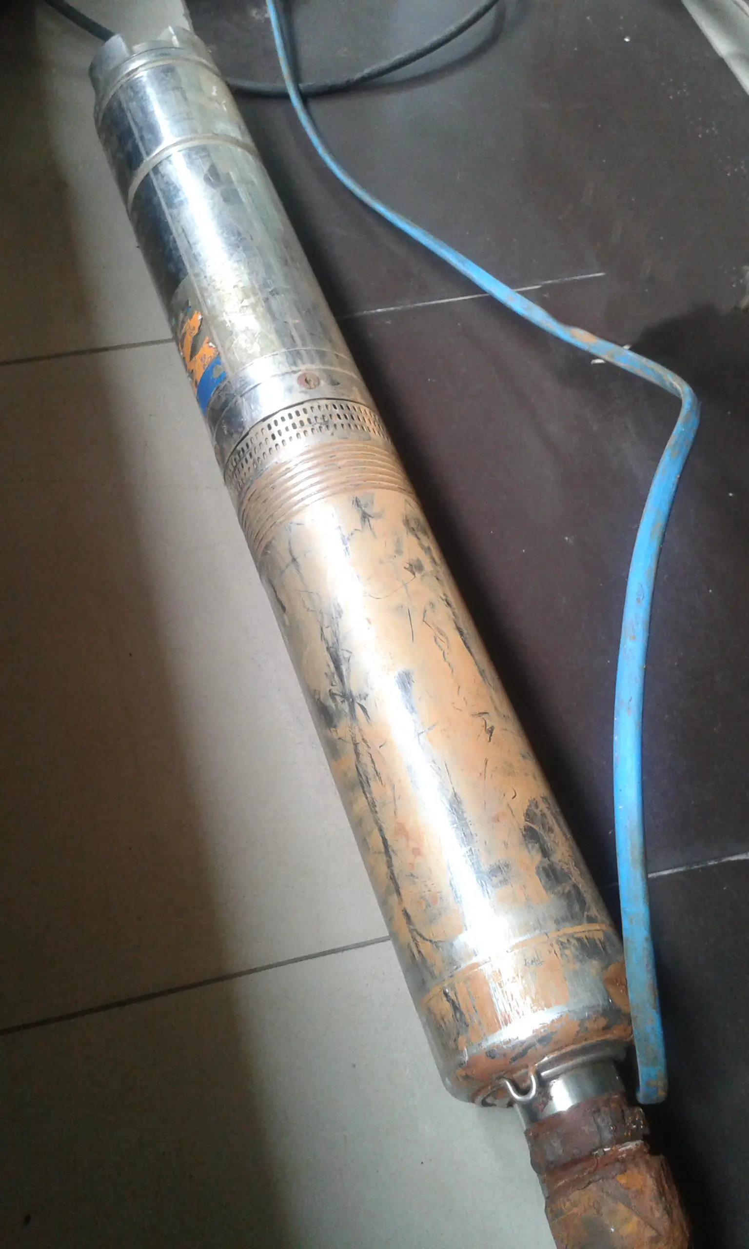 Submersible borehole pump