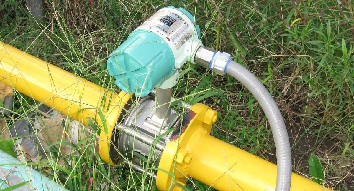 Vortex flow meter installed in a pipeline